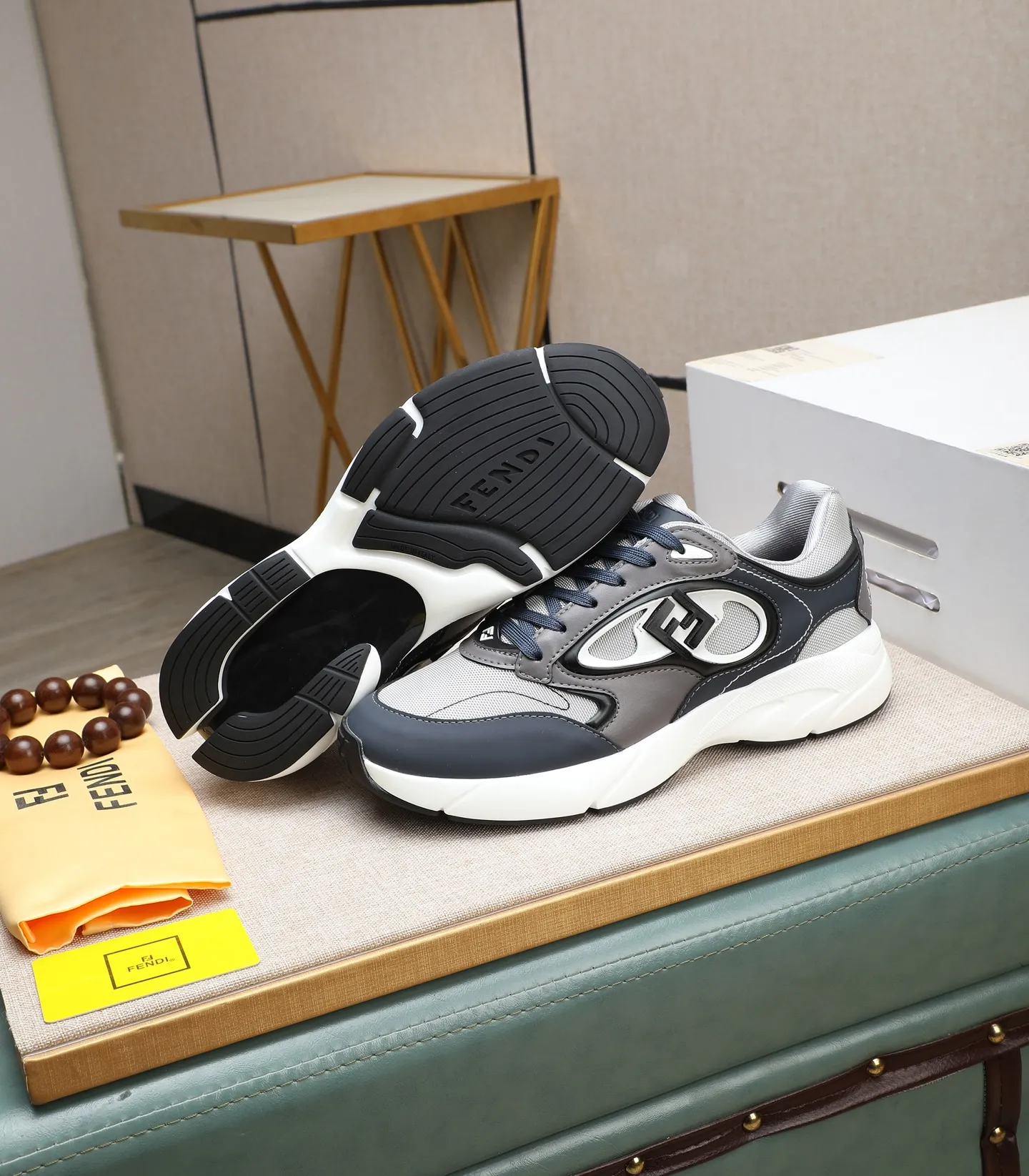 Ex-factory price 760 (high version) [Fendi] Fendi’s latest casual shoes for men! Available at counters simultaneously! A one-to-one replica of the original. Made entirely of imported top-grain calfskin, the interior is made of top-grain water-dyed cowhide, and the original factory-supplied rubber outsole. Leading new fashion concepts. Matching code: 39-44. 38.45 can be customized and cannot be returned or exchanged!